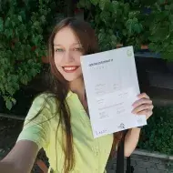 Junge Expertin bietet Nachhilfe in Sprachen an. 